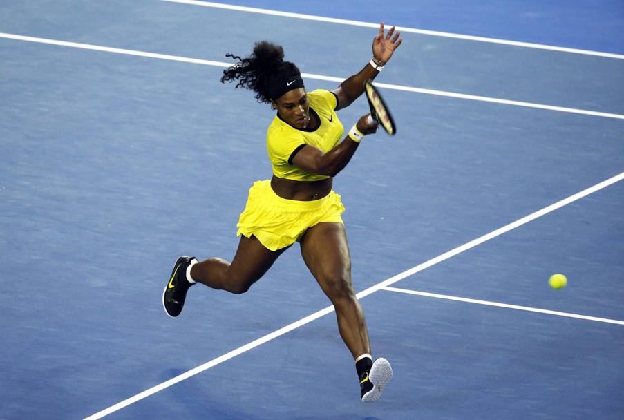 Melbourne, Australia: la potenza dei colpi di Serena Williams durante il match che la vede opposta alla russa Daria Kasatkina (EPA)